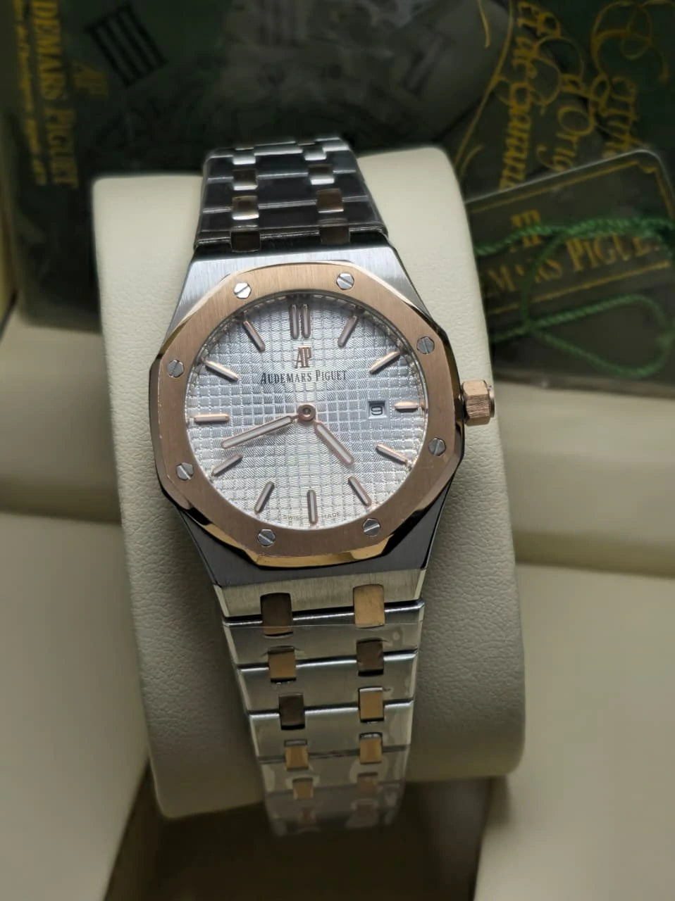 Women quartz Watch with Timeless Design