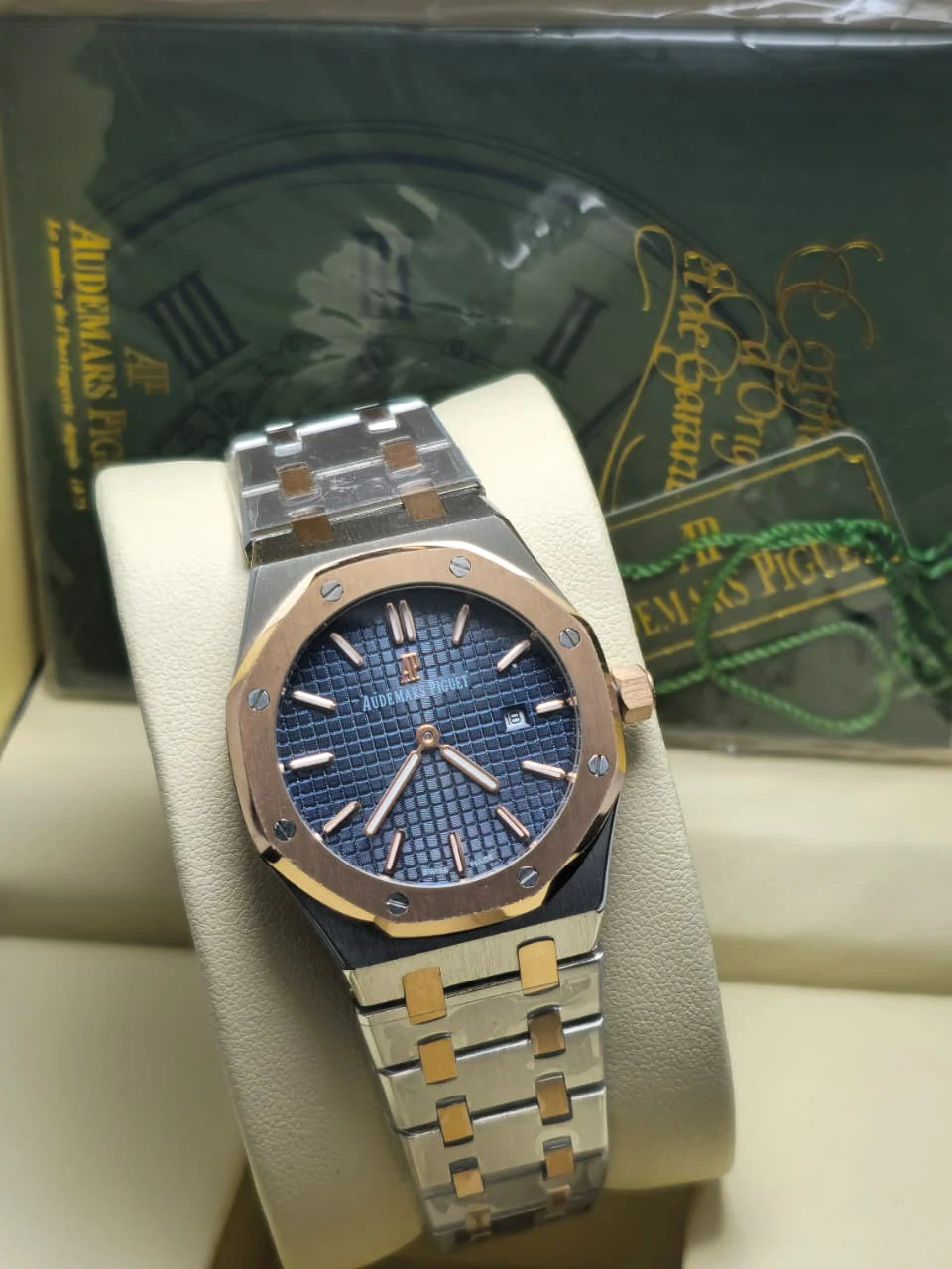 Women quartz Watch with Timeless Design