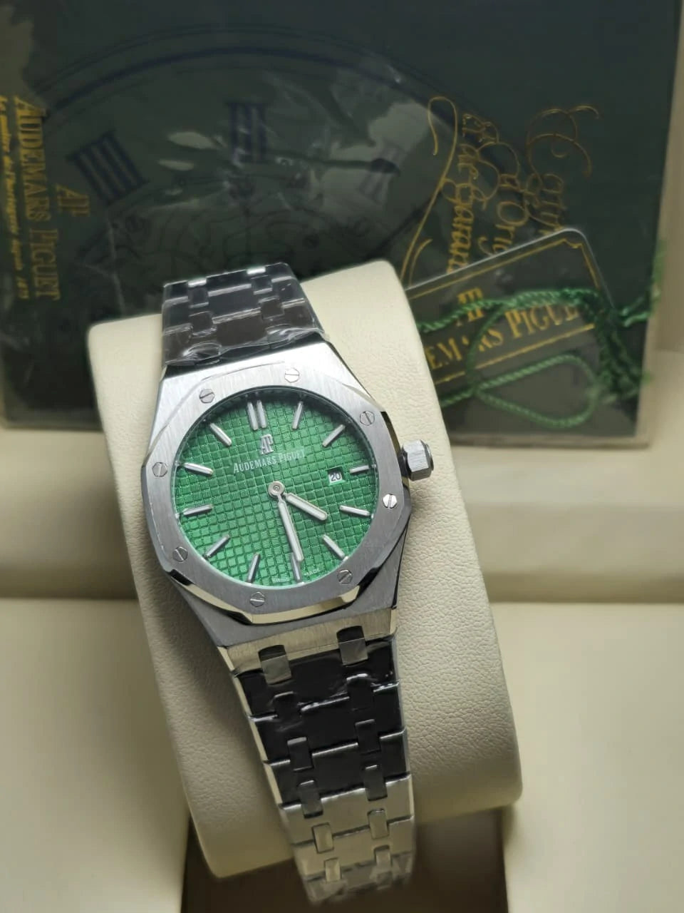 Women quartz Watch with Timeless Design