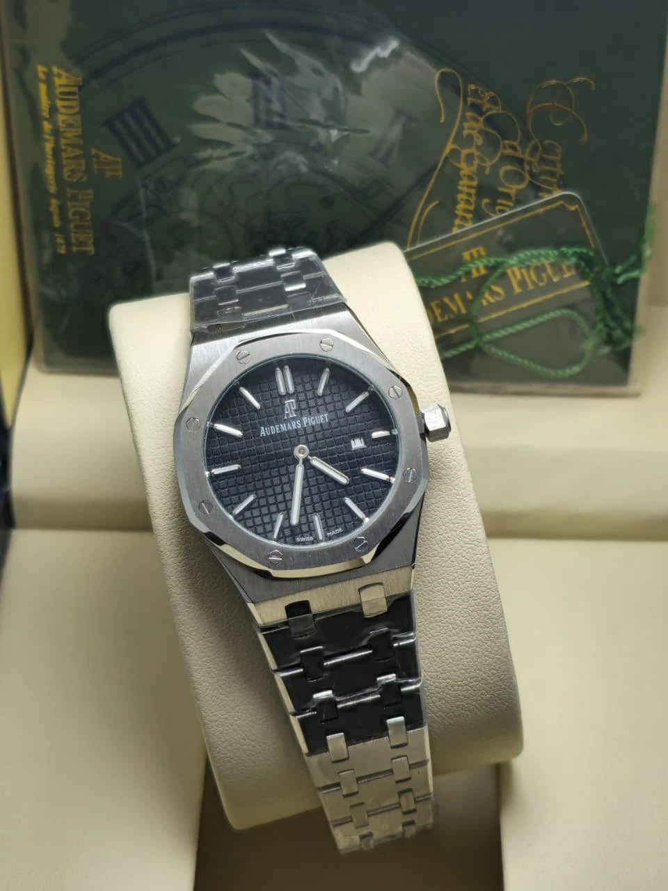 Women quartz Watch with Timeless Design