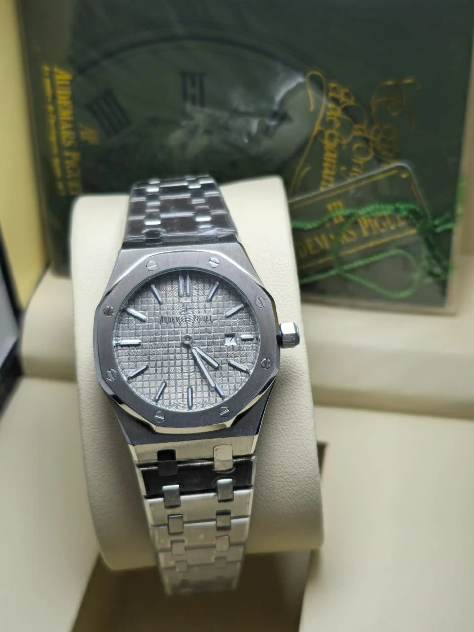 Women quartz Watch with Timeless Design